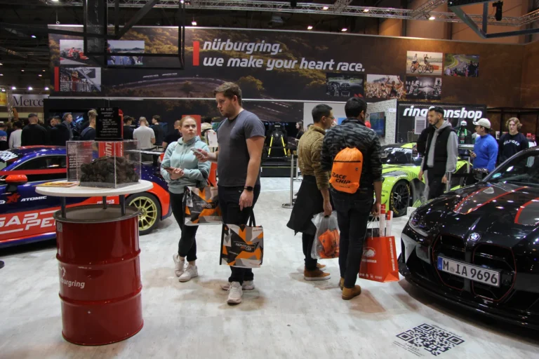 Visiteurs dans un espace consacré au sport automobile — Essen Motor Show 2023