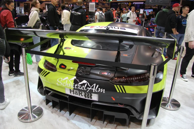 Voiture exposée parmi les stands et les visiteurs — Essen Motor Show 2023