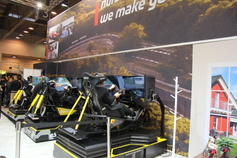 Voiture exposée parmi les stands et les visiteurs — Essen Motor Show 2023
