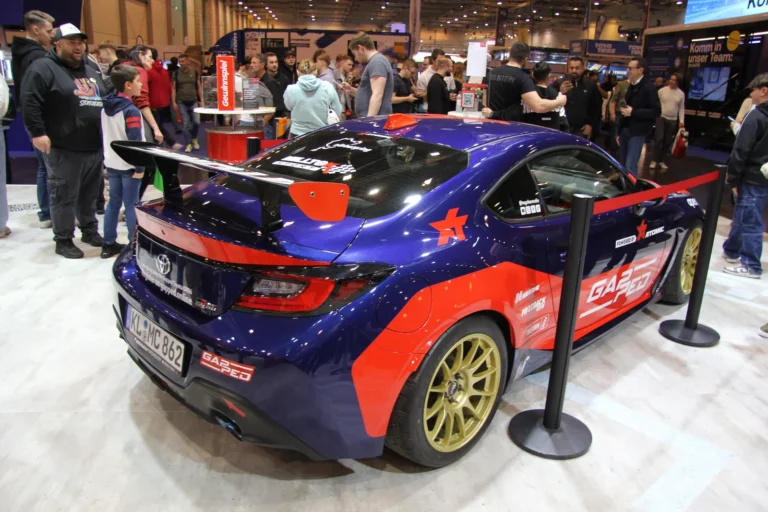 Voiture exposée parmi les stands et les visiteurs — Essen Motor Show 2023
