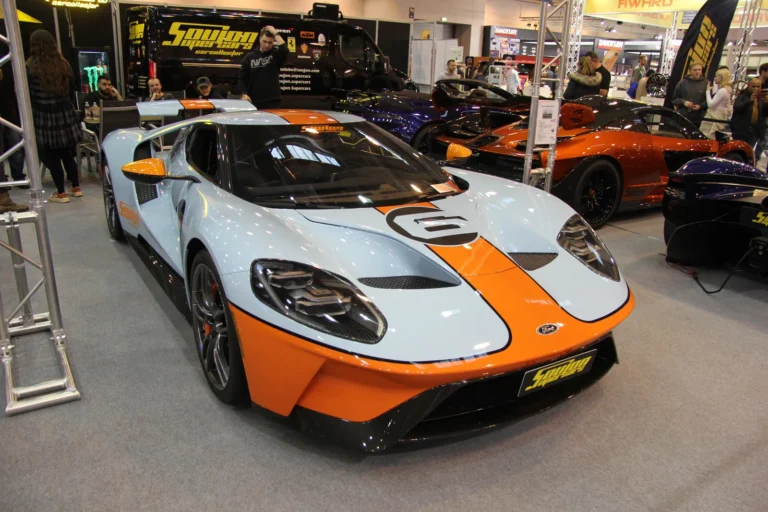 Voiture exposée parmi les stands et les visiteurs — Essen Motor Show 2023