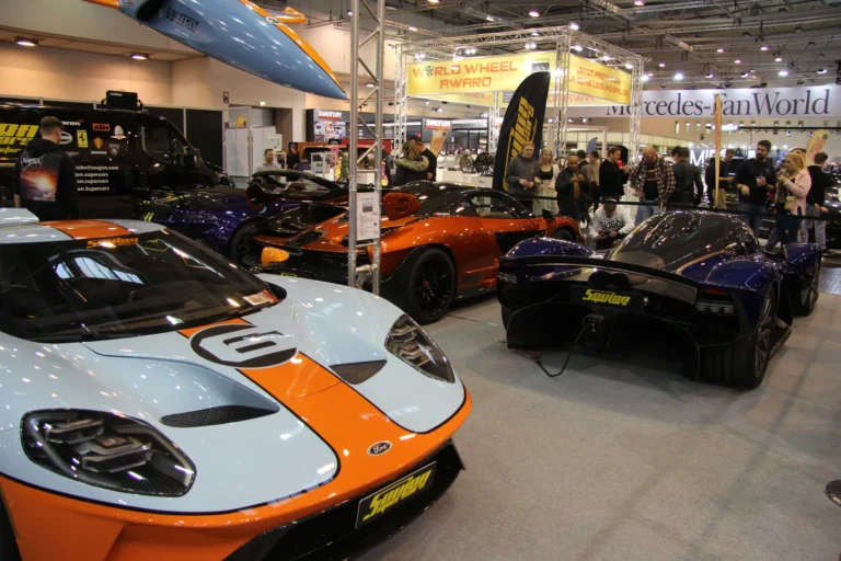 Voiture exposée parmi les stands et les visiteurs — Essen Motor Show 2023