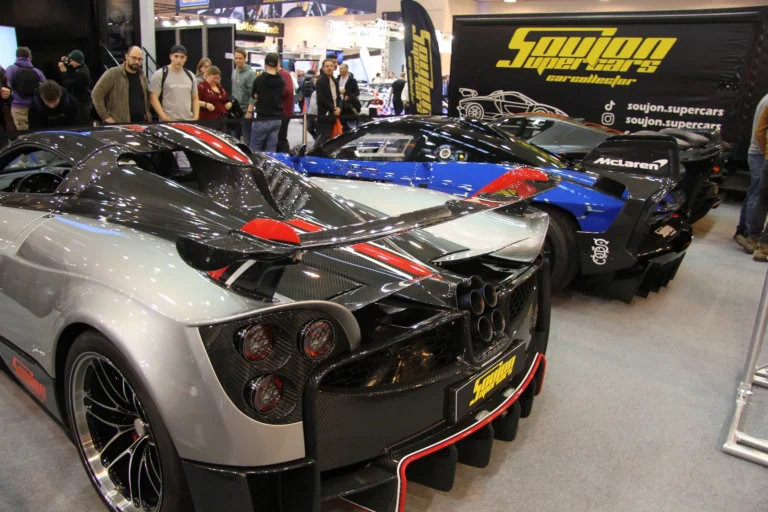 Voiture exposée parmi les stands et les visiteurs — Essen Motor Show 2023