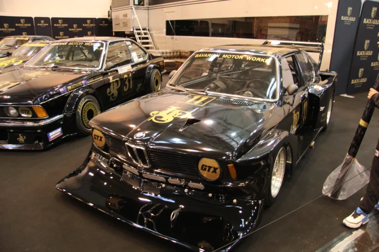 Voiture exposée parmi les stands et les visiteurs — Essen Motor Show 2023