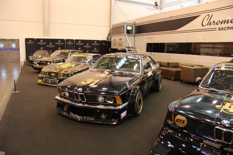 Voiture exposée parmi les stands et les visiteurs — Essen Motor Show 2023