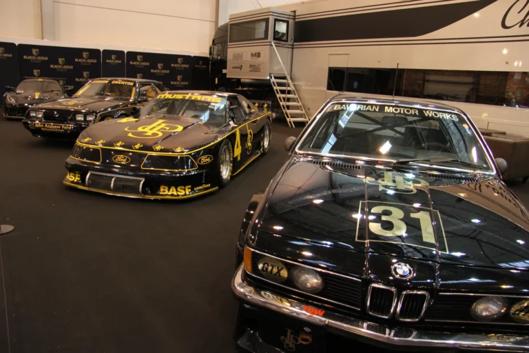 Voiture exposée parmi les stands et les visiteurs — Essen Motor Show 2023
