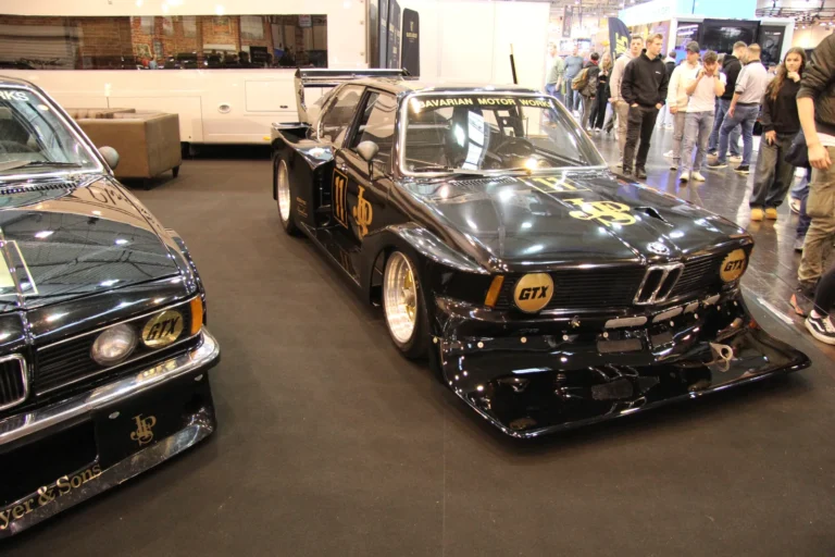 Voiture exposée parmi les stands et les visiteurs — Essen Motor Show 2023