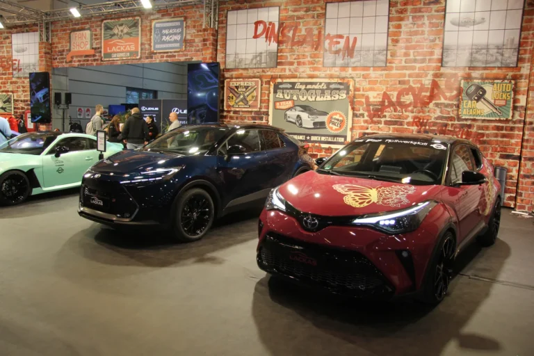 Voiture exposée parmi les stands et les visiteurs — Essen Motor Show 2023
