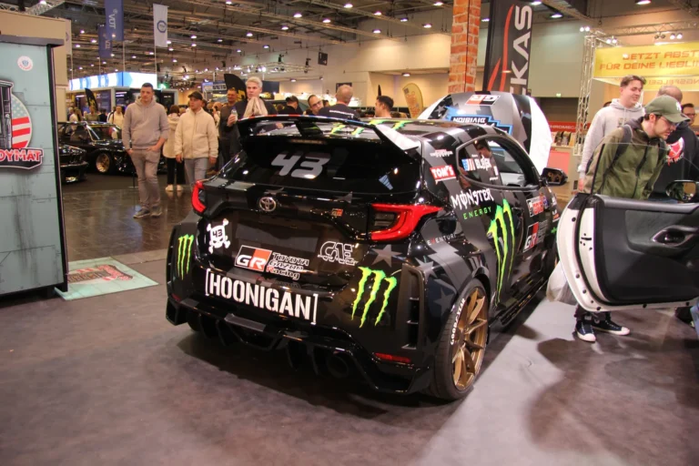 Voiture exposée parmi les stands et les visiteurs — Essen Motor Show 2023