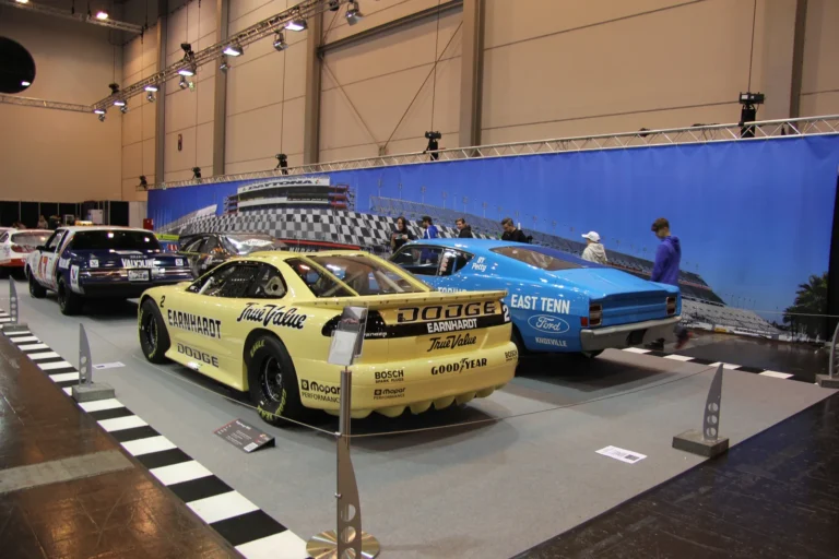 Voiture exposée parmi les stands et les visiteurs — Essen Motor Show 2023