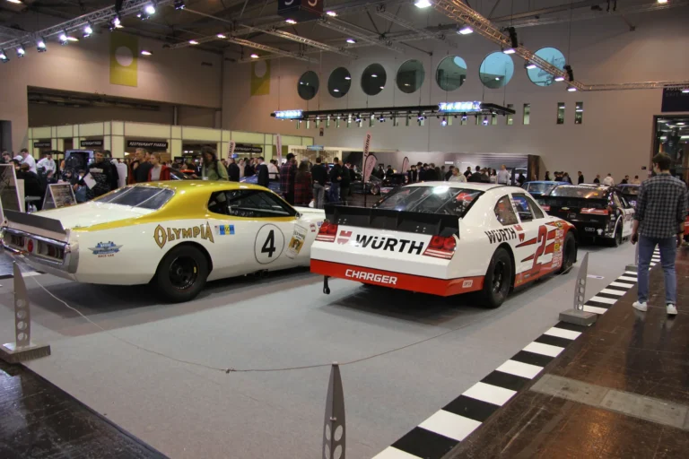 Voiture exposée parmi les stands et les visiteurs — Essen Motor Show 2023