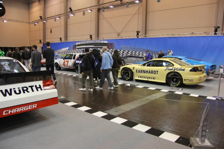 Voiture exposée parmi les stands et les visiteurs — Essen Motor Show 2023