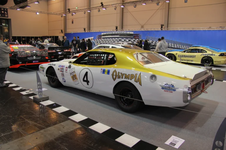 Voiture exposée parmi les stands et les visiteurs — Essen Motor Show 2023