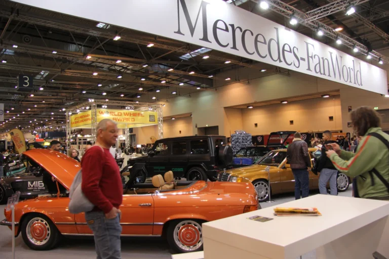 Voiture exposée parmi les stands et les visiteurs — Essen Motor Show 2023