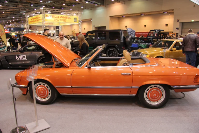 Voiture exposée parmi les stands et les visiteurs — Essen Motor Show 2023