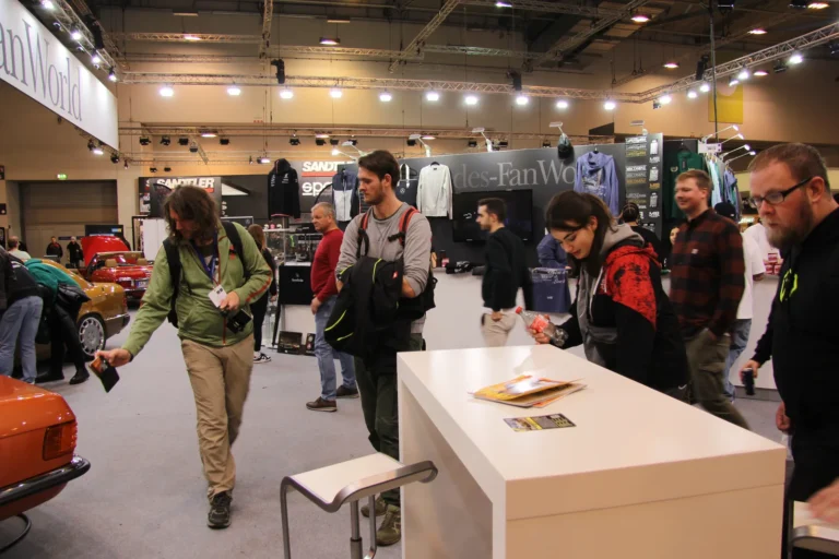 Visiteurs parmi les voitures exposées — Essen Motor Show 2023