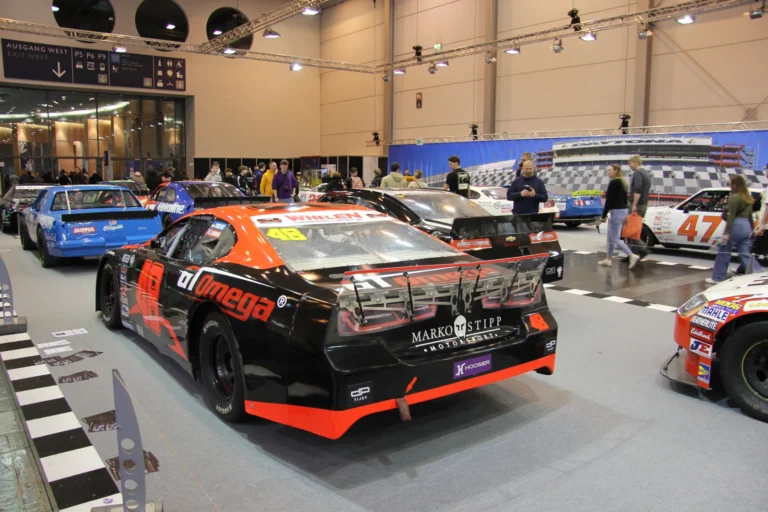 Voiture exposée parmi les stands et les visiteurs — Essen Motor Show 2023
