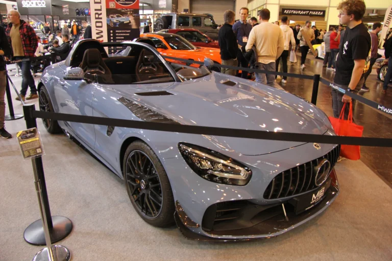 Voiture exposée parmi les stands et les visiteurs — Essen Motor Show 2023