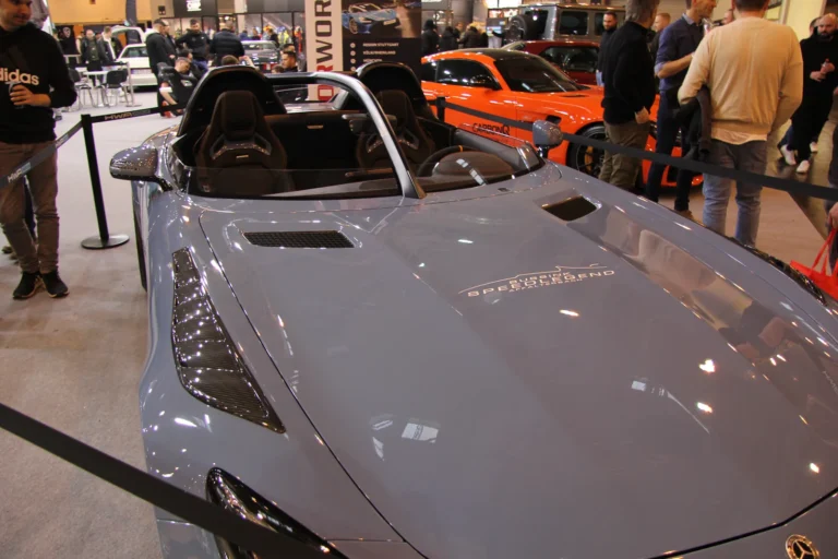 Voiture exposée parmi les stands et les visiteurs — Essen Motor Show 2023