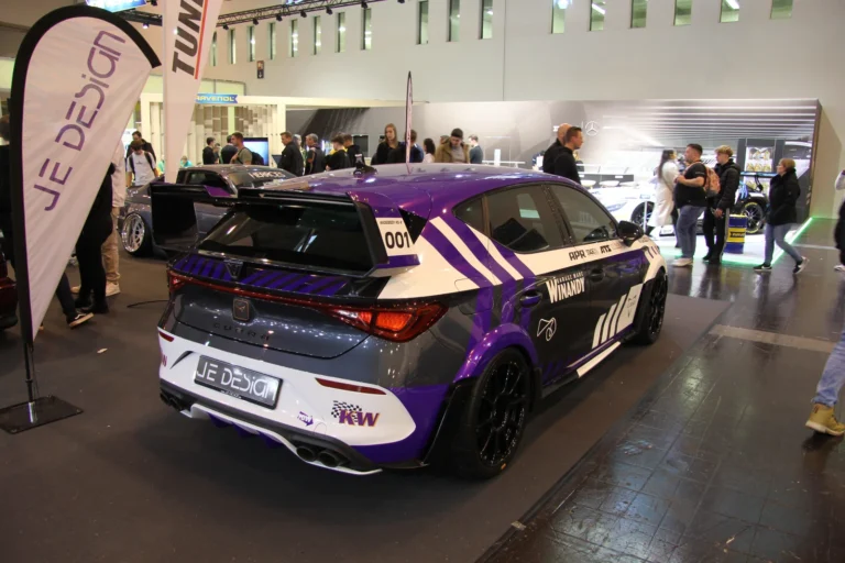 Voiture exposée parmi les stands et les visiteurs — Essen Motor Show 2023