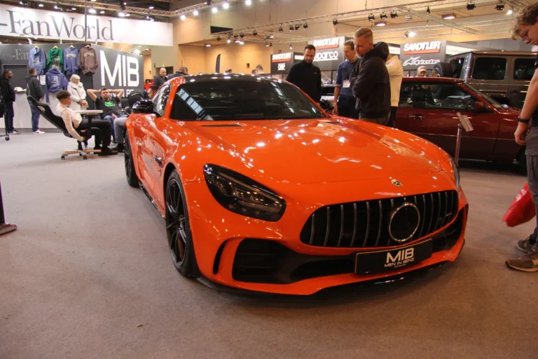 Voiture exposée parmi les stands et les visiteurs — Essen Motor Show 2023