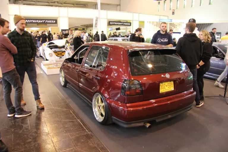 Voiture exposée parmi les stands et les visiteurs — Essen Motor Show 2023