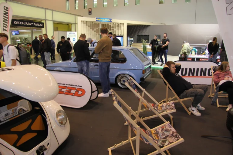 Visiteurs dans l’espace des voitures anciennes — Essen Motor Show 2023