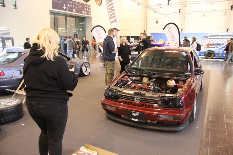 Voiture ancienne et visiteurs — Essen Motor Show 2023
