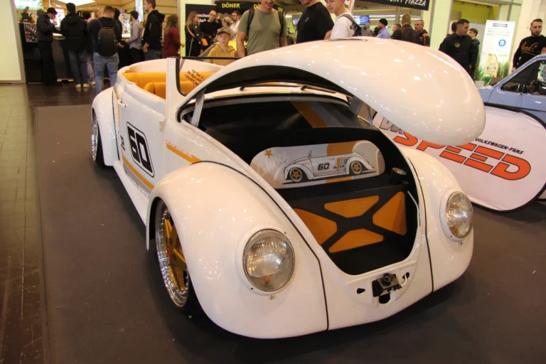 Voiture exposée parmi les stands et les visiteurs — Essen Motor Show 2023