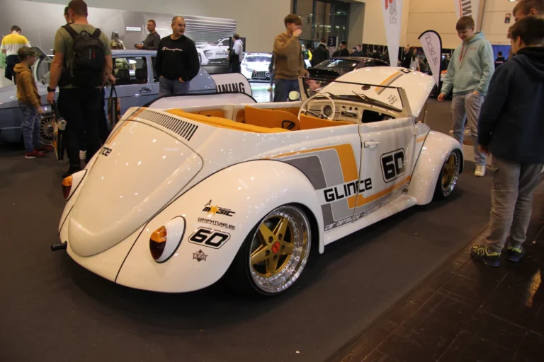 Voiture exposée parmi les stands et les visiteurs — Essen Motor Show 2023