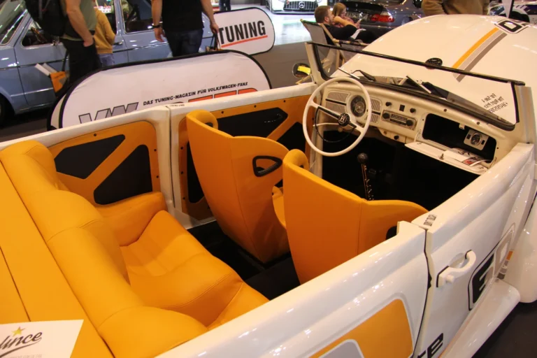 Habitacle jaune d’une voiture ancienne — Essen Motor Show 2023