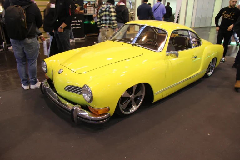 Voiture exposée parmi les stands et les visiteurs — Essen Motor Show 2023