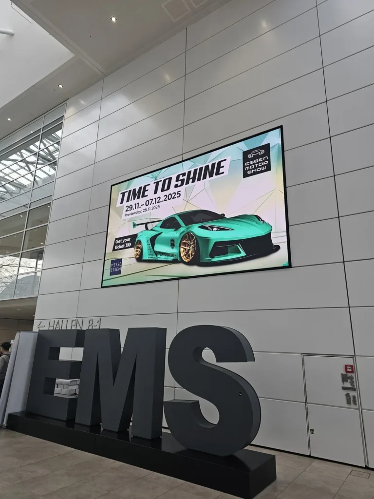 Enseigne et entrée du salon à Essen Motor Show 2025