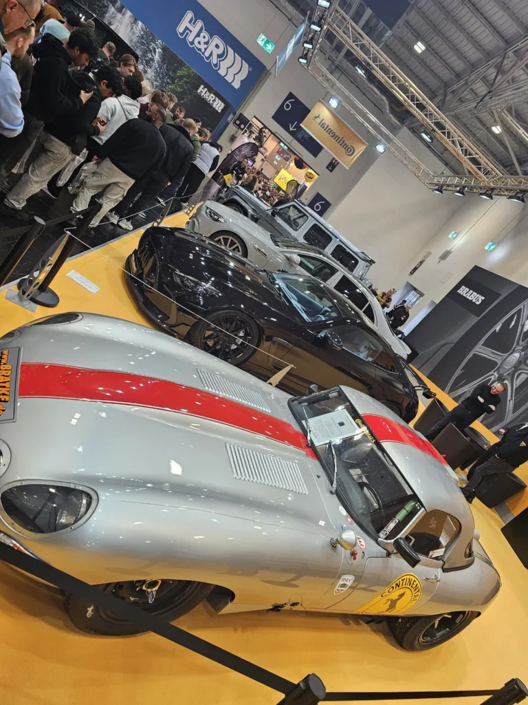 Casque automobile exposé à Essen Motor Show 2025