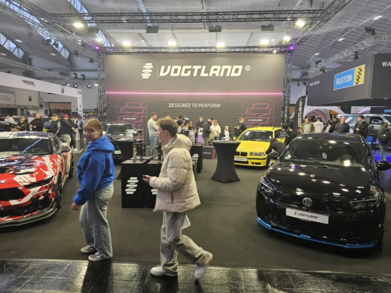 Visiteurs dans les allées du salon à Essen Motor Show 2025