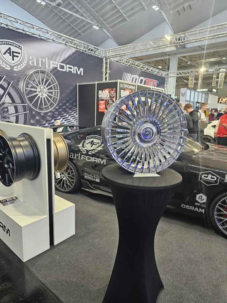 Jantes exposées sur un stand à Essen Motor Show 2025