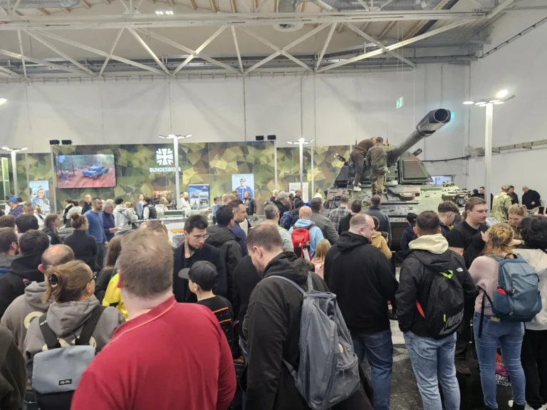 Public et ambiance dans les halls à Essen Motor Show 2025