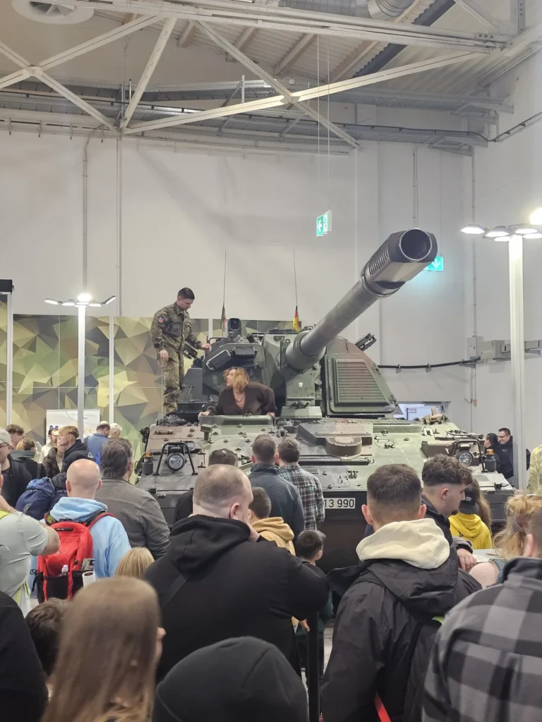 Public et ambiance dans les halls à Essen Motor Show 2025
