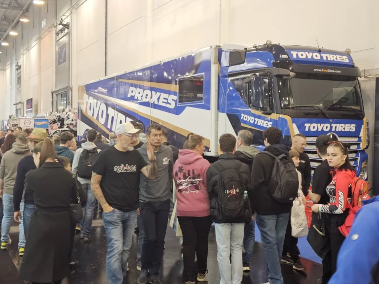 Visiteurs devant un stand à Essen Motor Show 2025