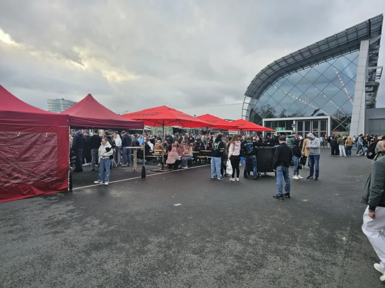 Entrée extérieure et visiteurs à Essen Motor Show 2025
