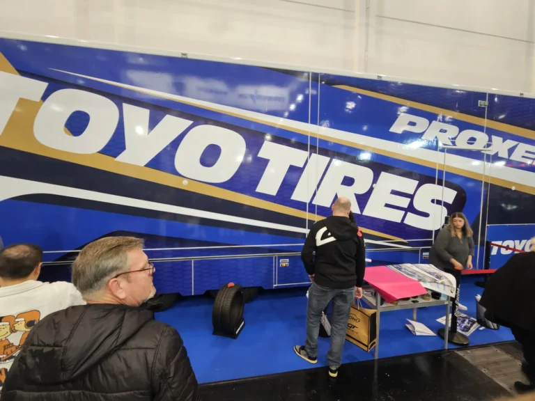 Démonstration sur un stand de pneumatiques à Essen Motor Show 2025