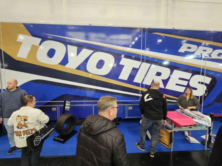 Démonstration sur un stand de pneumatiques à Essen Motor Show 2025