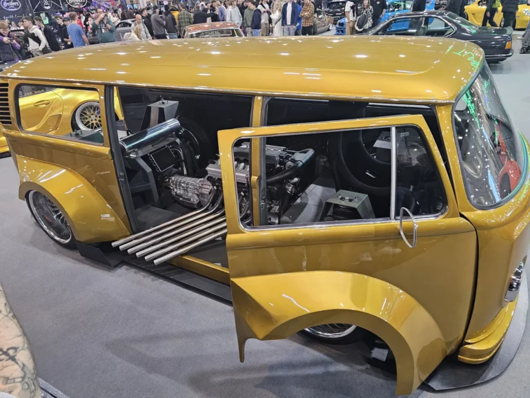 Intérieur et portes ouvertes d’un combi jaune à Essen Motor Show 2025