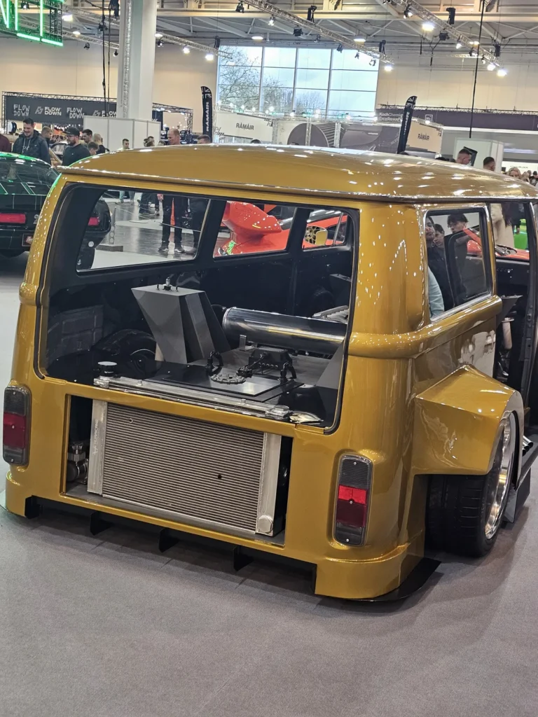 Arrière d’un combi jaune à Essen Motor Show 2025