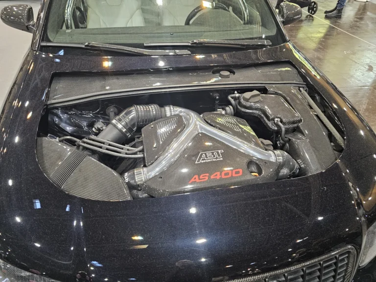 Moteur visible dans une voiture de sport à Essen Motor Show 2025