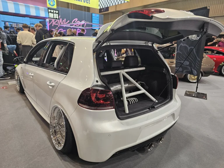 Voiture préparée avec coffre ouvert à Essen Motor Show 2025