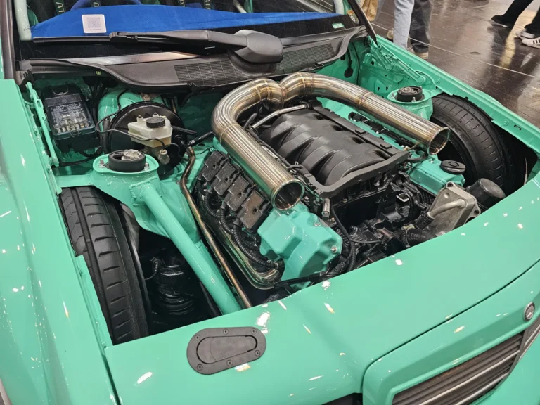 Détail du compartiment moteur à Essen Motor Show 2025