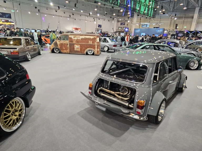 Voiture de collection avec coffre ouvert à Essen Motor Show 2025