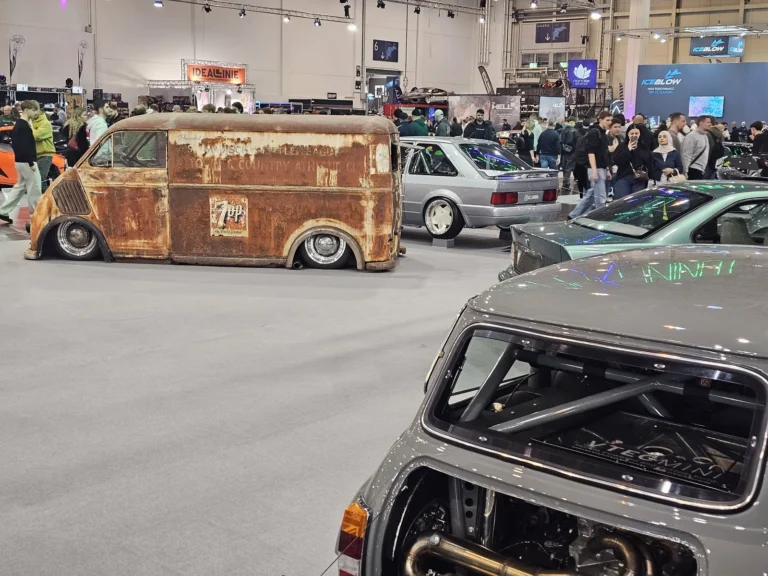 Voitures de collection dans les halls à Essen Motor Show 2025