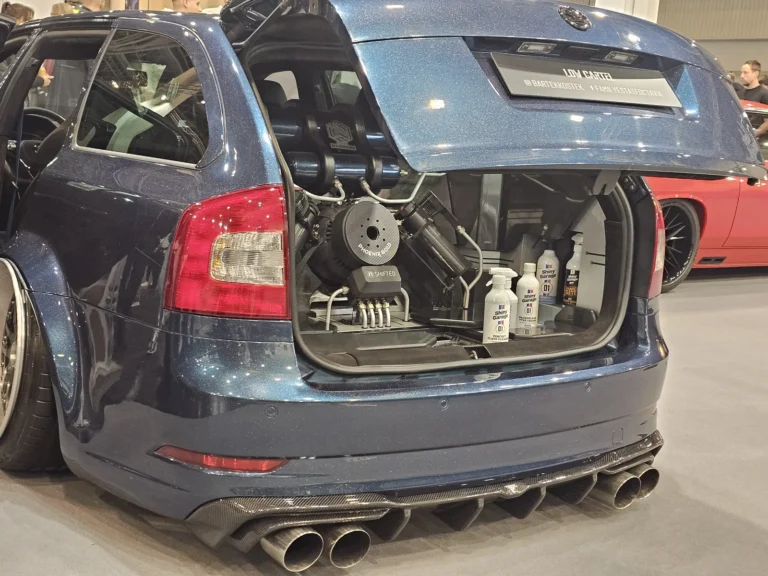 Installation audio dans le coffre d’une voiture à Essen Motor Show 2025